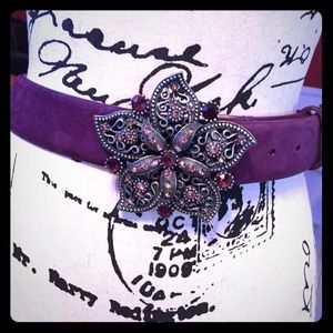 Gorgeous suede amethyst rhinestone belt. Size M